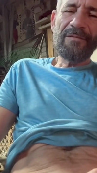 Stalionro al mancave si gode il suo cazzo
