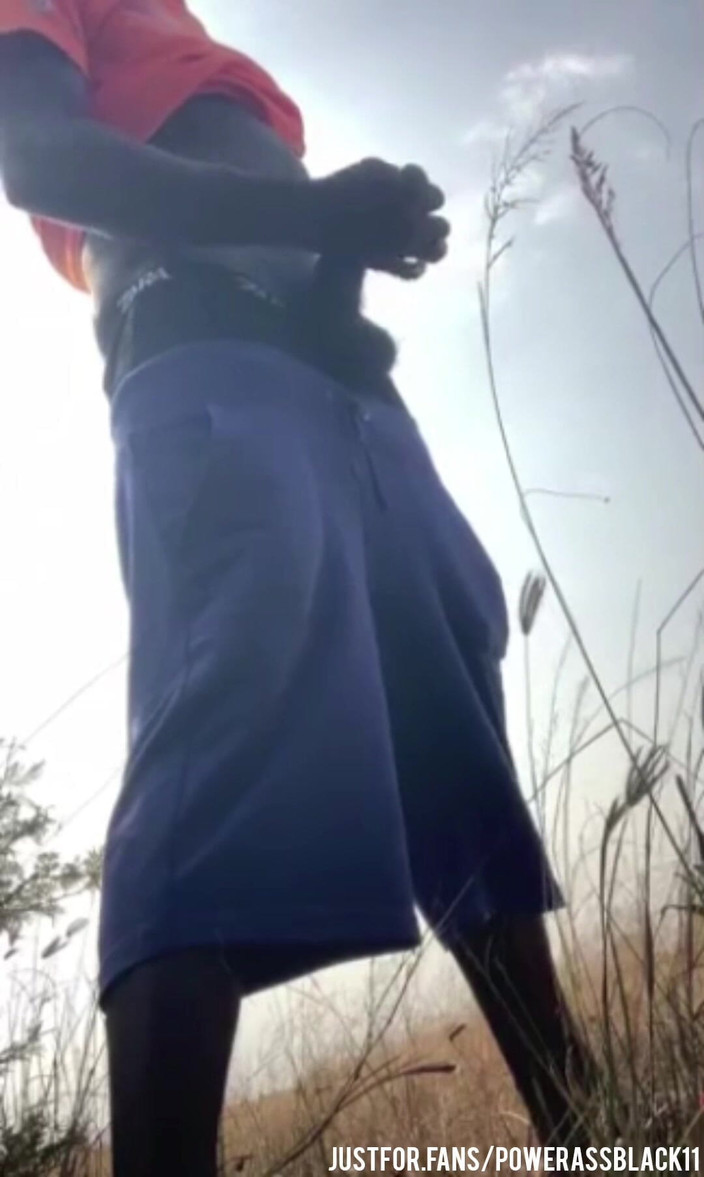 WildFreakBottom: Çalıda yoğun bir şekilde tek başına mastürbasyon yapıyor