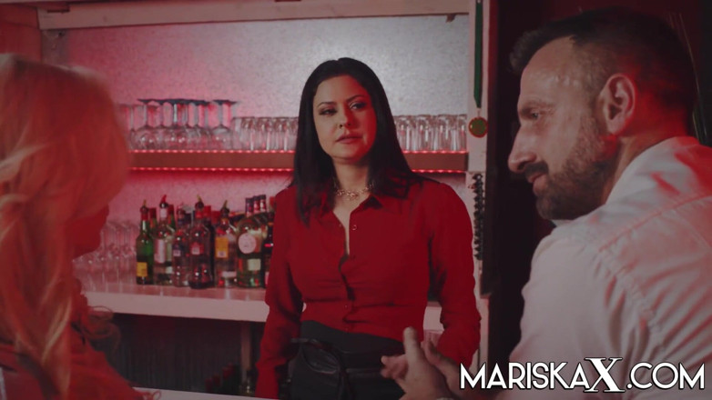 Mariska x: Mariska vindt het heerlijk als haar vriendin Tina wordt geneukt