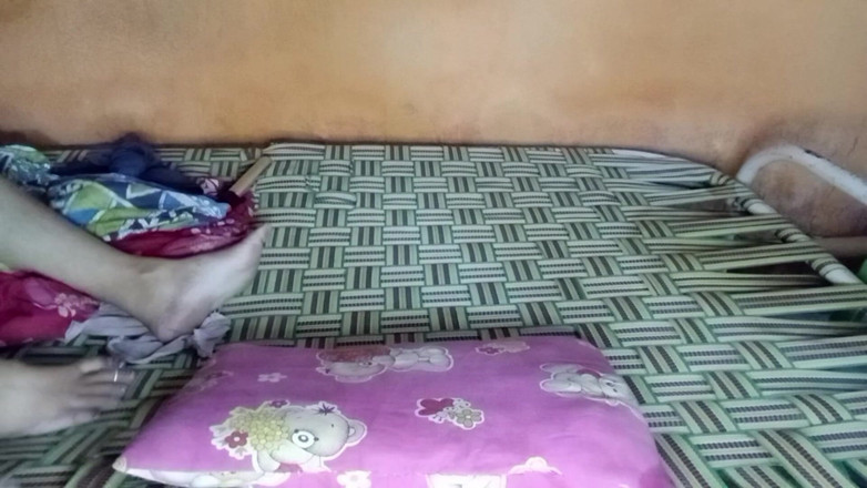 Real Couple 203: Une femme essaye d’insérer un plug anal dans le cul...