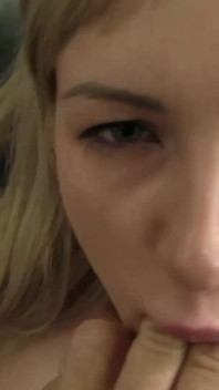 熱狂的な十代はセックスで彼女のスキルを示しています