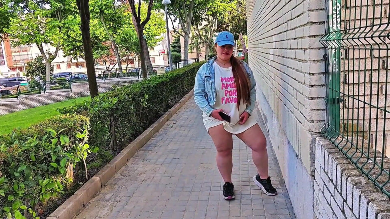 Latincurvyredhead: Дружина мого зведеного брата просить мене допомогти їй насолодитися її фантазією про мастурбації на відкритому повітрі та сквіртує після мого візиту