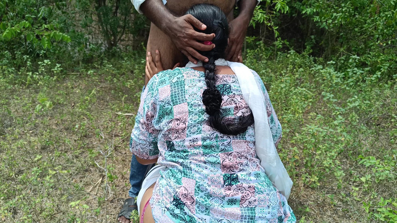 Magilmathi: Mamada al aire libre y lamiendo pecho