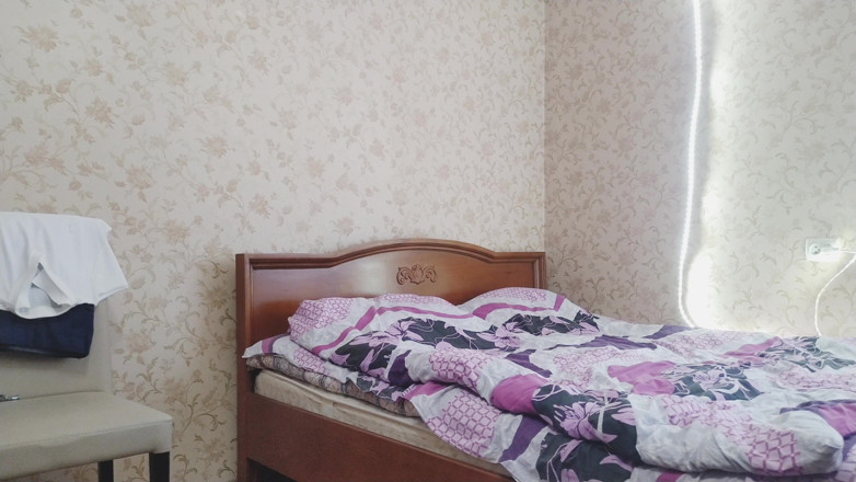 Teen and Milf Female Sex: 私の寝室で、ガールフレンドが服を脱いで私に姿を見せます