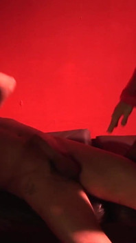 Bar anal: üç ateşli hatun anal ve götten ağza mastürbasyon yapıyor