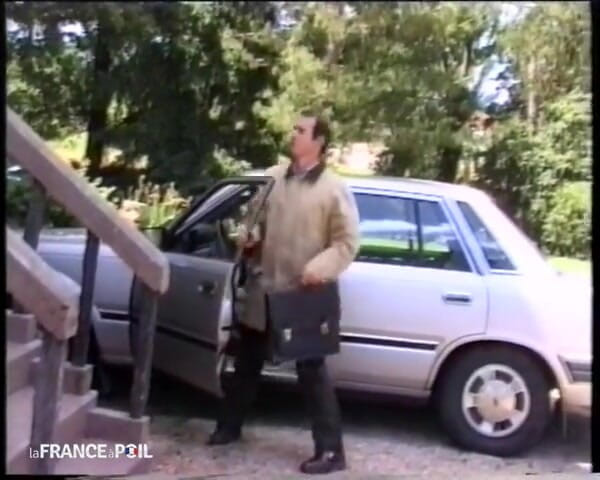 French Family Secrets: Студентку з білявими пуховою ковдрою трахають на газоні.