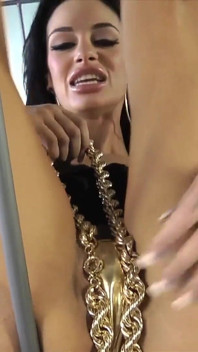 La superbe brune Angelina Valentine se masturbe avec un collier !