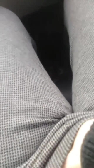 Sinful Sunday: 在我朋友的车里玩弄我的阴户以尖叫高潮结束