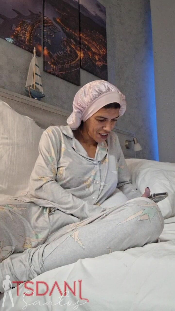 Tsdanisantos1: Chez la bonne shemale qui montre sa bite