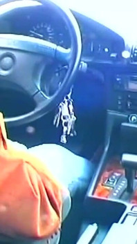 Brosse à dents dans une voiture publique, étirement de la chatte - une salope mouillée dégouline sourit