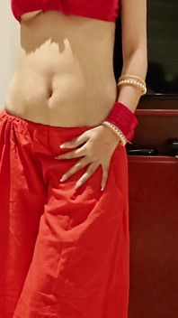 Cette bhabhi indienne nouvellement mariée n’arrive pas à contrôler ses émotions et l’a convaincu de coucher avec sa propre bhabhi.