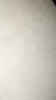 Hubená dívka bere dva výstřiky