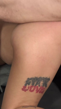 Cacciatore di cagne tedesco scopa un reggiseno tatuato e piersato di 20 anni
