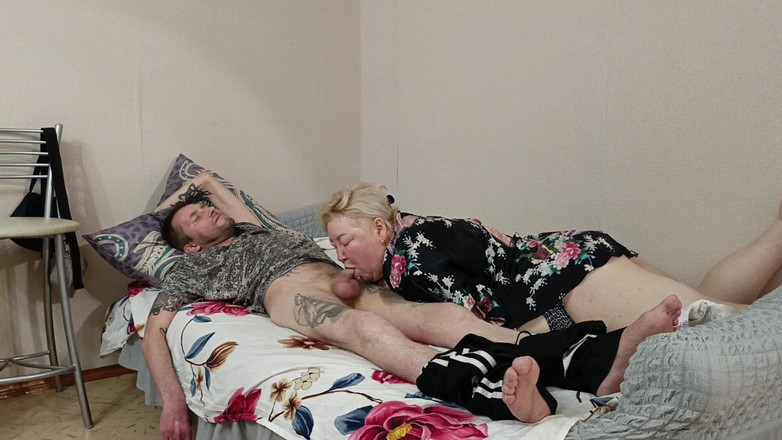 Zona901: Tetangga lagi asik nyepong kontol dan telan sperma