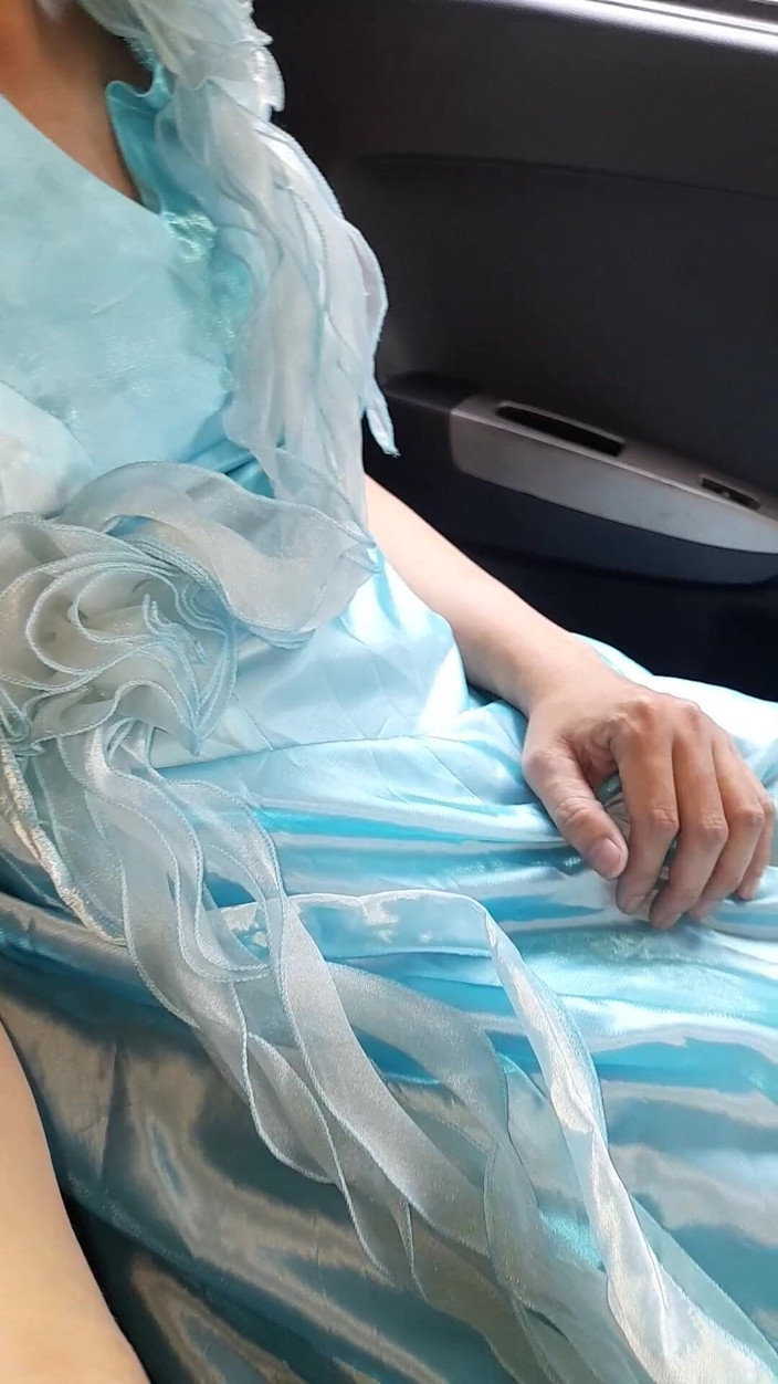 Naomisinka: Crosss Asia melancap dan memakai gaun berkilau Asia