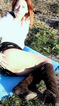 Si rambut merah merokok dan menunjukkan pantat, kaki dan pepeknya dalam pantyhose