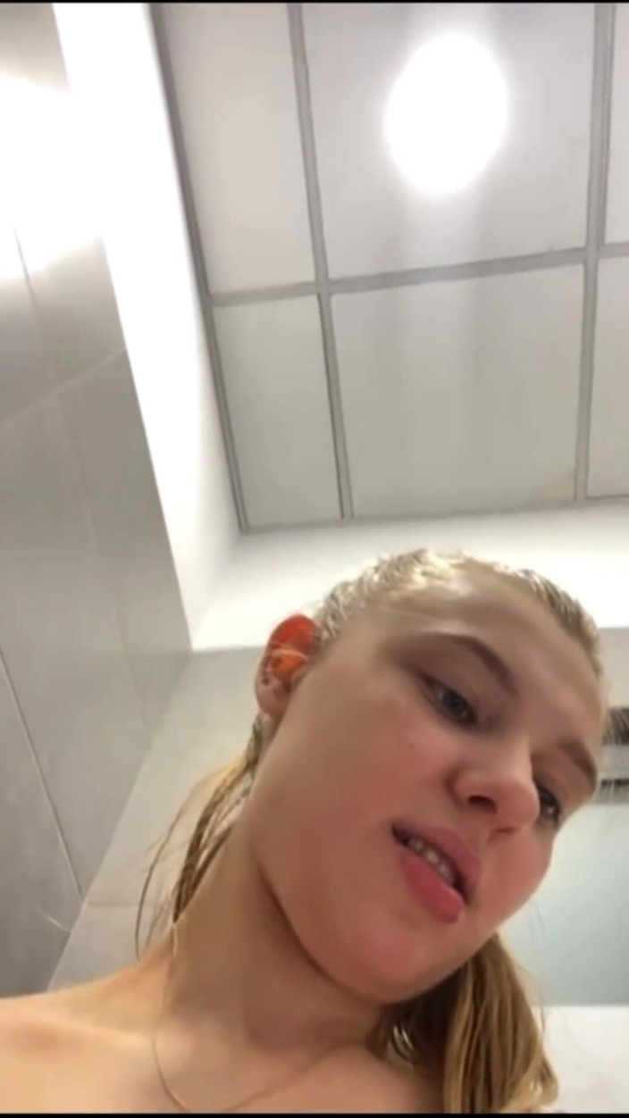 JuiceLussie: Squirting in the Fitting Room