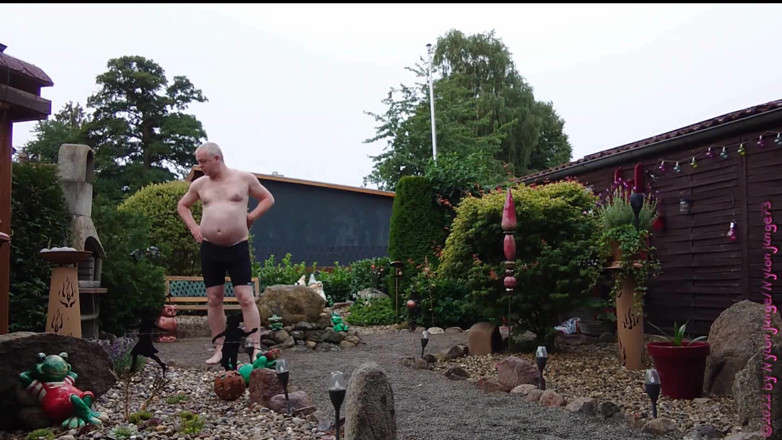 Carmen_Nylonjunge: Fat man in the front yard 1, swimming trunks