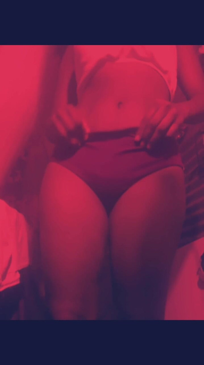 Dorelviss: Mon beau-père veut une vidéo montrant mon short et mes...