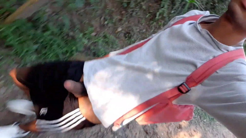 vergar4_daviid: 걷는 동안 자지를 보여주는 젊은 노출증