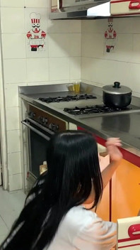 Krásná Latina s velkým zadkem mě škádlí svým obrovským zadkem