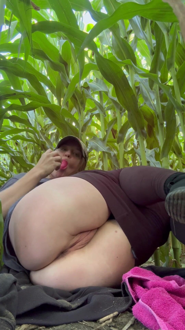 MisssRyder: Melancap dalam medan jagung dengan dildo