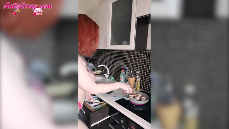 Katty Grray: Kızıl saçlı öğrenci mutfakta çıplak dans etmeyi seviyor - solo