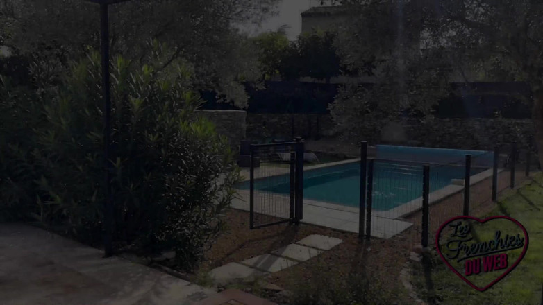 The Frenchies of the web: 翡翠は2人の男を利用してダブル膣を試します