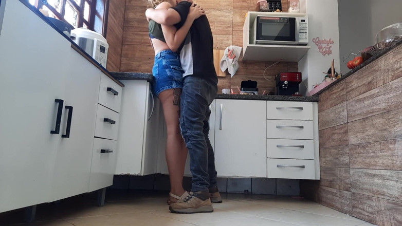 Gabi SweetCouplesStories: 当她的情人亲吻她时，她和绿帽男打电话