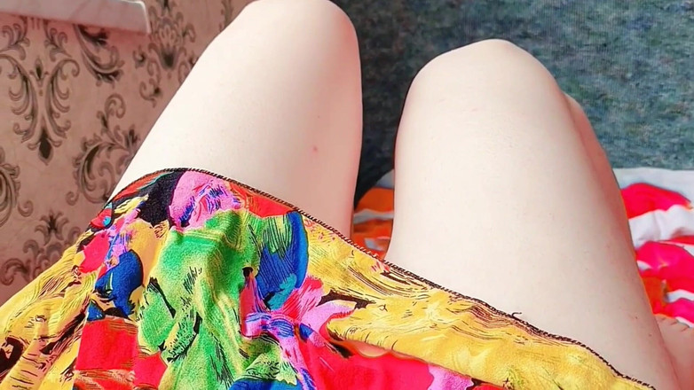 Kitty_Cross: 선셋에서 발코니 난간에 기대어 있는 달콤한 펨보이