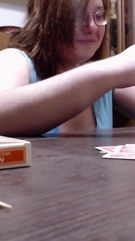 Perdido en las cartas, pero terminó en toda su cara!