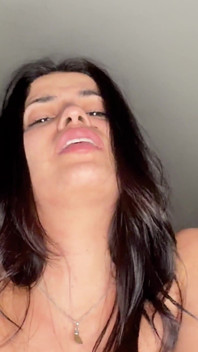 Qu’est-ce que tu fais, je croyais que tu étais mon mari ! Le beau-fils entre dans la chambre de sa belle-mère pour baiser ! Victoria León