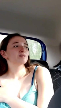 Minha viagem de táxi mostrando meus peitos e me tocando