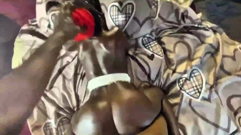 Naturelle Chocolat: 我让她骑乘我的！！她像脱衣舞娘一样工作那个杆子！！