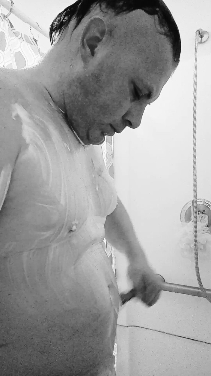 JG Risk: Film de douche avec des vieux visuels en noir et...