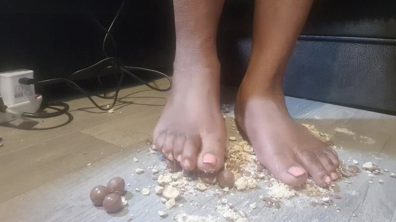 Simp to my ebony feet: Malteaser zermalmen