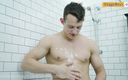 Doggy boys: Atletisk sportig tapp het dusch onani