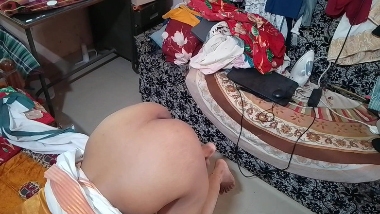 LEGSCOUPLE12: 印度农村女孩在她朋友家被后入