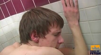 Gay Diaries: Twink scopa il culo di un ragazzo in bagno dopo...