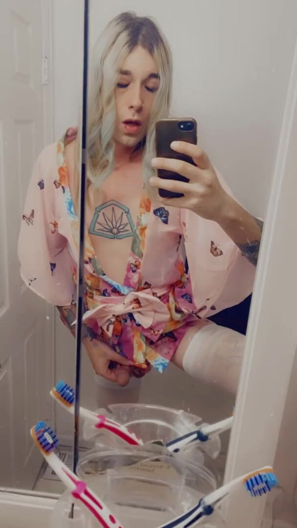 CarmenMelatonin: Kimono Kiss loszka chce kutasa