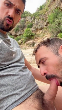 Tată vitreg sexy suge o pulă masivă în aer liber