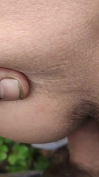 Plimbarea în pădure s-a încheiat cu sex în poziția capră și spermă pe analul meu