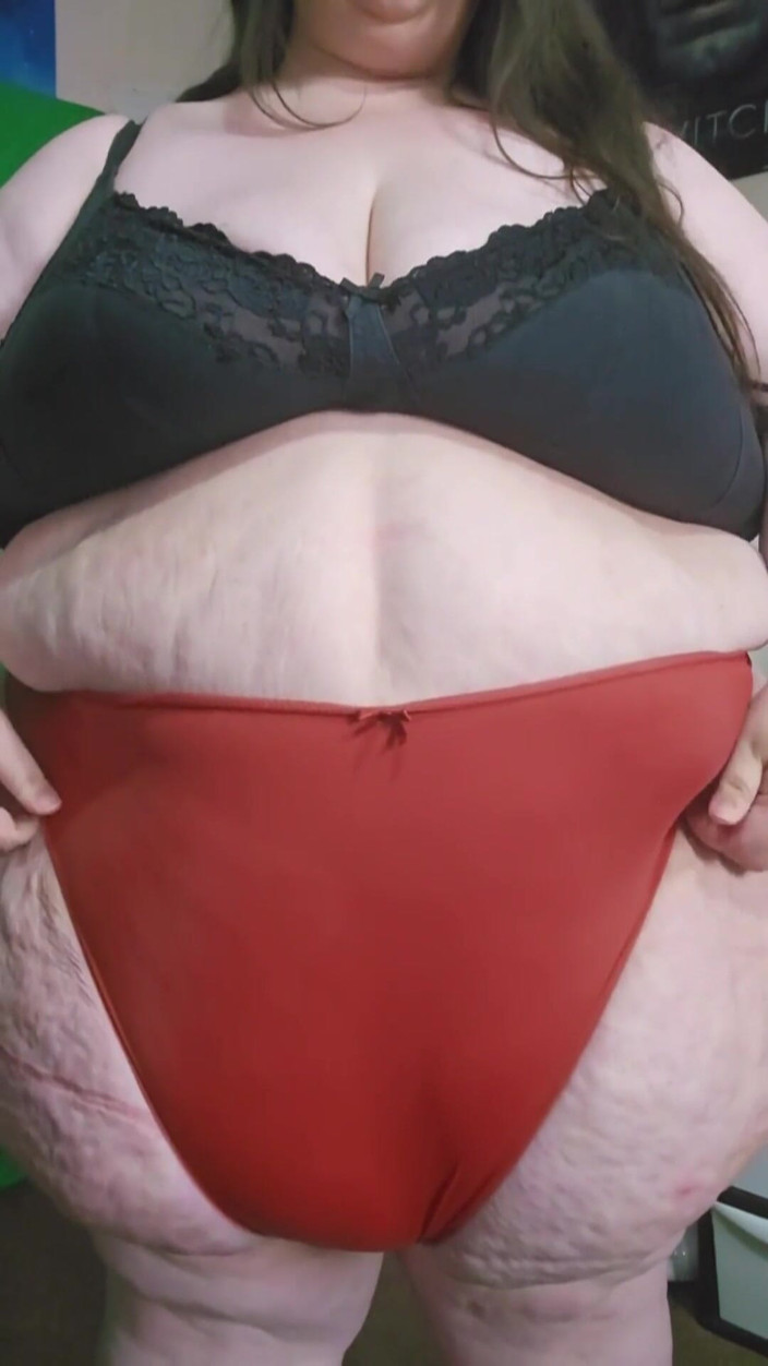 SSBBWLadyBrads: Ssbbw dev kadın sıkı kırmızı külotla yürüyor