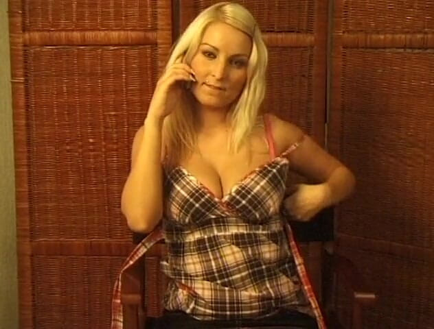 Flash Model Amateurs: Erotik seven sarışın büyük göğüslerini gösteriyor