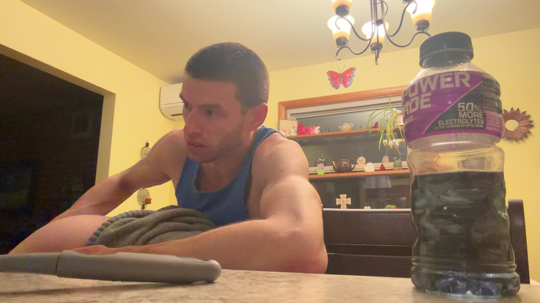 Alpha stud 4 u: Bück emo-mädchen über der küche. Hocken in hellm, luftiger küche, dirtytalk...