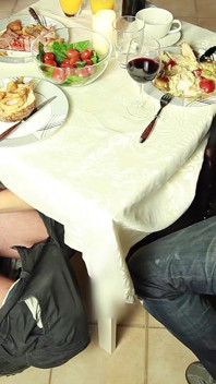 Publiczne ekstremalne! Gorące lizanie i jebanie orgia w restauracji