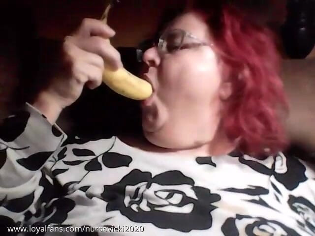 BBW nurse Vicki adventures with friends: Vicki, infirmière mange des bananes en direct