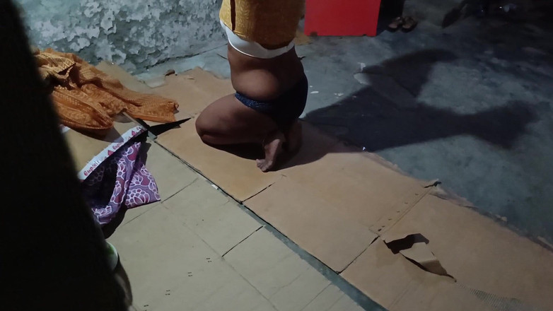 Nirman: 大きなお尻の相棒が服を着替え、男の子が見ている