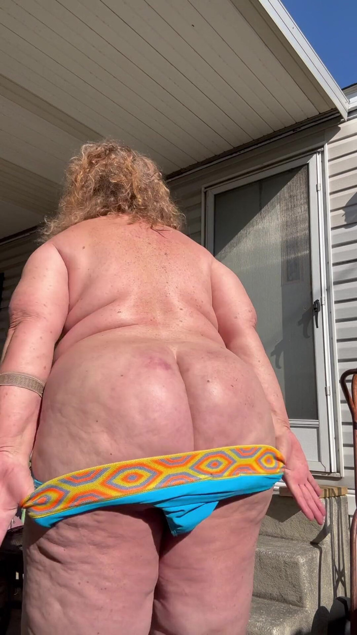 Big Ass 4 U: Outdoor Strip
