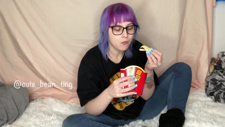 Alice Bean: Alice lagi asik jilat burger dan kentang goreng sambil topless